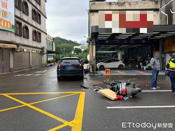 ▲▼機車與休旅車碰撞後，機車頭全毀。（圖／記者游芳男翻攝，下同）