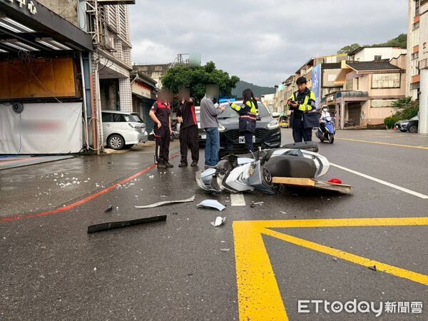 ▲▼機車與休旅車碰撞後，機車頭全毀。（圖／記者游芳男翻攝，下同）