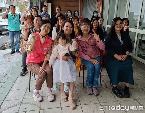 ▲民進黨南投縣黨部新住民諮詢站揭牌。（圖／民進黨南投縣黨部提供）