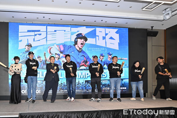 ▲▼峮峮(左起)、監製張永昌、威剛科技創辦人陳立白、總教練曾豪駒、導演龍男&middot;以撒克&middot;凡亞思、中職會長蔡其昌、監製黃瓀潢、滅火器樂團主唱楊大正出席12強紀錄片《冠軍之路》記者會。（圖／記者李毓康攝）