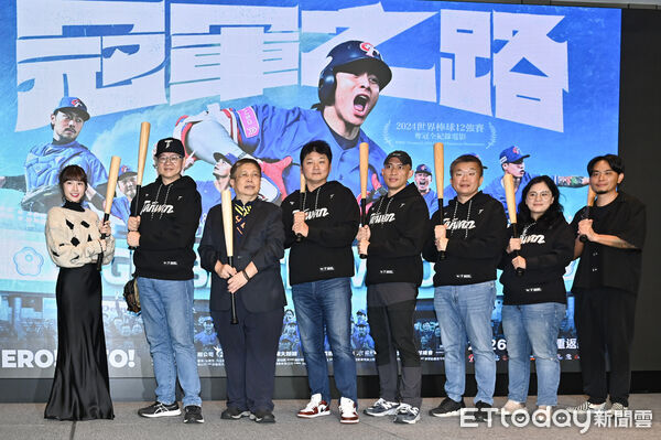 ▲▼峮峮(左起)、監製張永昌、威剛科技創辦人陳立白、總教練曾豪駒、導演龍男&middot;以撒克&middot;凡亞思、中職會長蔡其昌、監製黃瓀潢、滅火器樂團主唱楊大正出席12強紀錄片《冠軍之路》記者會。（圖／記者李毓康攝）