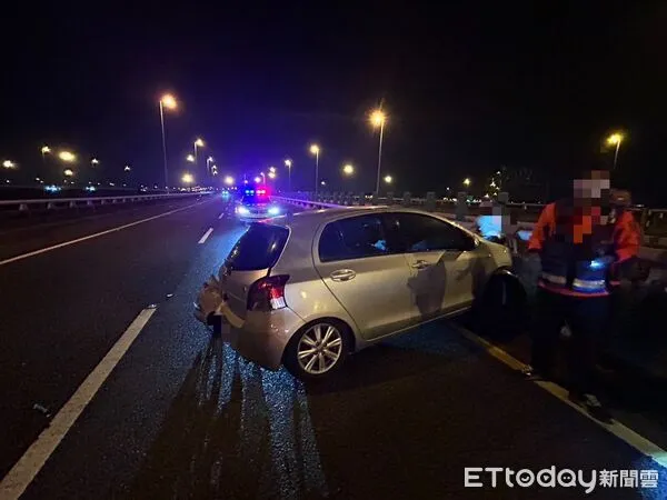 ▲國道8號安定路段傍晚發生追撞事故，曾女駕駛的自小客失控連撞護欄受傷送醫，警方查出肇事後棄車逃逸駕駛為楊姓男子。（記者林東良翻攝，下同）