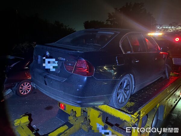 ▲國道8號安定路段傍晚發生追撞事故，曾女駕駛的自小客失控連撞護欄受傷送醫，警方查出肇事後棄車逃逸駕駛為楊姓男子。（記者林東良翻攝，下同）