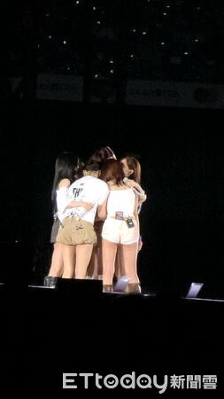 ▲子瑜下台後，所有成員相擁。（圖／讀者提供）