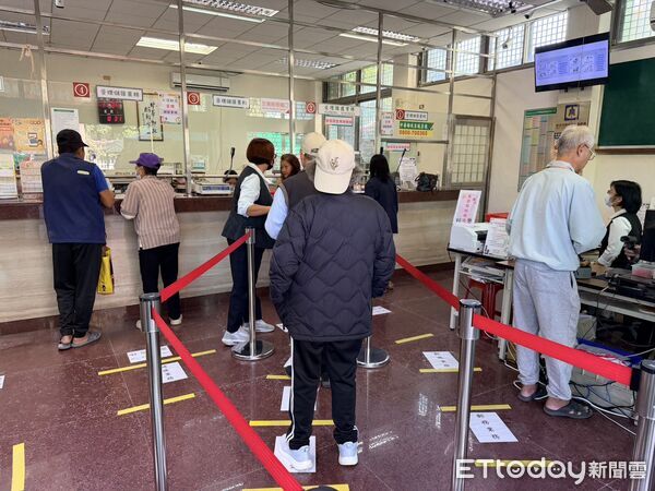 ▲▼郵局臨櫃開放領普發1萬。（圖／中華郵政提供）