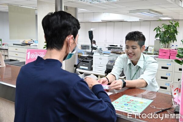 ▲▼郵局臨櫃開放領普發1萬。（圖／中華郵政提供）