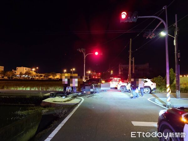 ▲▼宜蘭23日晚發生保時捷休旅車跟豐田轎車車禍，保時捷車頭全毀。（圖／記者游芳男翻攝，下同）