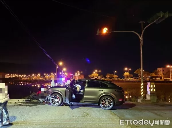 ▲▼宜蘭23日晚發生保時捷休旅車跟豐田轎車車禍，保時捷車頭全毀。（圖／記者游芳男翻攝，下同）