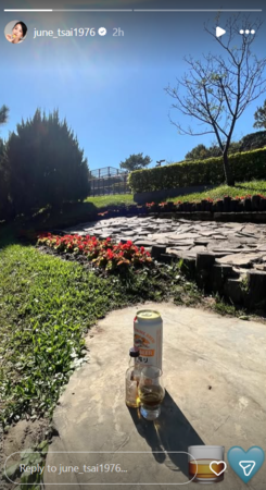 ▲▼六月、李易帶著小鬼生前最愛的飲料上山。（圖／翻攝自Instagram／june_tsai1976）