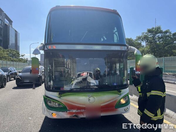 ▲▼             北市建國高架救護車、遊覽車、奧迪3車追撞，造成3人受傷。（圖／記者張君豪翻攝，下同）