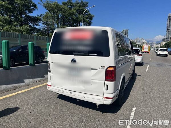 ▲▼             北市建國高架救護車、遊覽車、奧迪3車追撞，造成3人受傷。（圖／記者張君豪翻攝，下同）