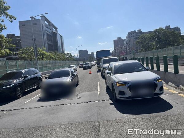 ▲▼             北市建國高架救護車、遊覽車、奧迪3車追撞，造成3人受傷。（圖／記者張君豪翻攝，下同）