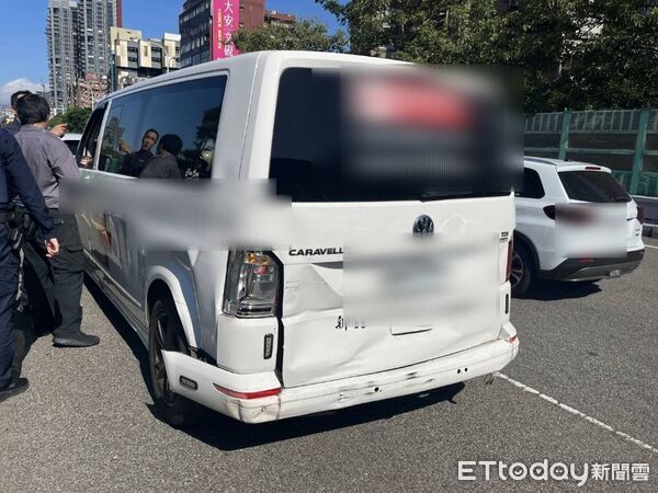 ▲▼             北市建國高架救護車、遊覽車、奧迪3車追撞，造成3人受傷。（圖／記者張君豪翻攝，下同）