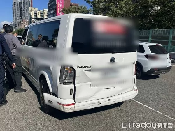 ▲▼             北市建國高架救護車、遊覽車、奧迪3車追撞，造成3人受傷。（圖／記者張君豪翻攝，下同）