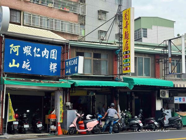 ▲▼「劉哥麵店」騎樓大鍋炒香氣四溢！手工陽春麵條炒出古早味，份量多到怕你吃不飽。（圖／部落客台南好Food遊提供）
