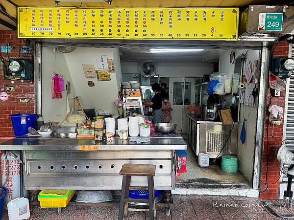 ▲▼「劉哥麵店」騎樓大鍋炒香氣四溢！手工陽春麵條炒出古早味，份量多到怕你吃不飽。（圖／部落客台南好Food遊提供）