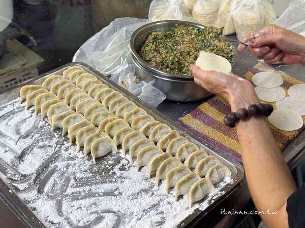 ▲▼「劉哥麵店」騎樓大鍋炒香氣四溢！手工陽春麵條炒出古早味，份量多到怕你吃不飽。（圖／部落客台南好Food遊提供）