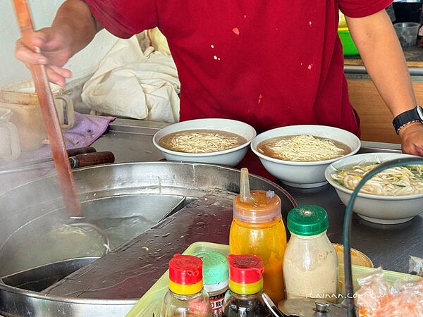 ▲▼「劉哥麵店」騎樓大鍋炒香氣四溢！手工陽春麵條炒出古早味，份量多到怕你吃不飽。（圖／部落客台南好Food遊提供）