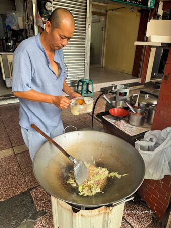 ▲▼「劉哥麵店」騎樓大鍋炒香氣四溢！手工陽春麵條炒出古早味，份量多到怕你吃不飽。（圖／部落客台南好Food遊提供）