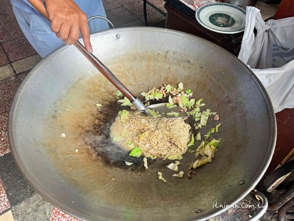 ▲▼「劉哥麵店」騎樓大鍋炒香氣四溢！手工陽春麵條炒出古早味，份量多到怕你吃不飽。（圖／部落客台南好Food遊提供）