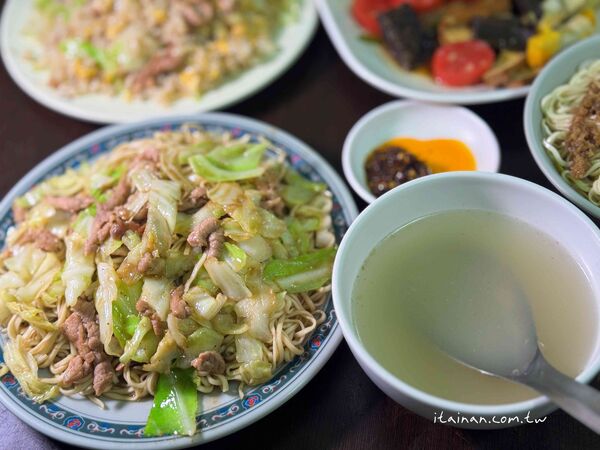 ▲▼「劉哥麵店」騎樓大鍋炒香氣四溢！手工陽春麵條炒出古早味，份量多到怕你吃不飽。（圖／部落客台南好Food遊提供）