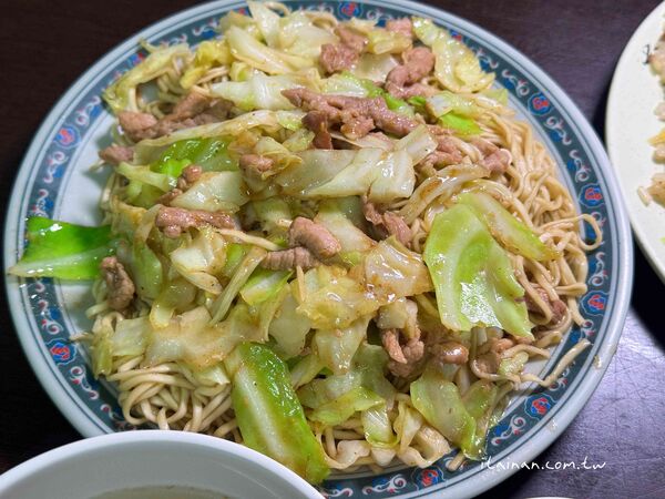 ▲▼「劉哥麵店」騎樓大鍋炒香氣四溢！手工陽春麵條炒出古早味，份量多到怕你吃不飽。（圖／部落客台南好Food遊提供）