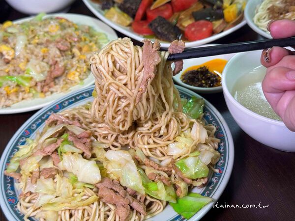 ▲▼「劉哥麵店」騎樓大鍋炒香氣四溢！手工陽春麵條炒出古早味，份量多到怕你吃不飽。（圖／部落客台南好Food遊提供）