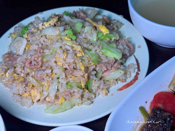 ▲▼「劉哥麵店」騎樓大鍋炒香氣四溢！手工陽春麵條炒出古早味，份量多到怕你吃不飽。（圖／部落客台南好Food遊提供）