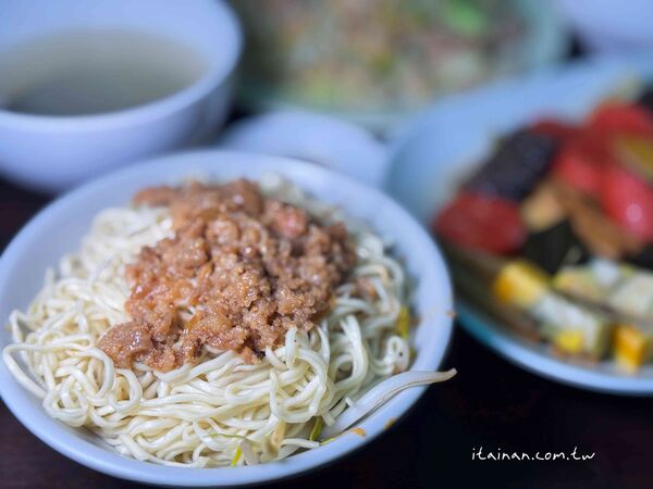 ▲▼「劉哥麵店」騎樓大鍋炒香氣四溢！手工陽春麵條炒出古早味，份量多到怕你吃不飽。（圖／部落客台南好Food遊提供）