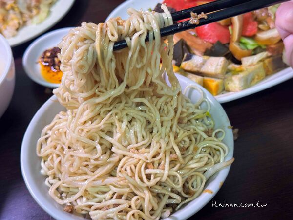 ▲▼「劉哥麵店」騎樓大鍋炒香氣四溢！手工陽春麵條炒出古早味，份量多到怕你吃不飽。（圖／部落客台南好Food遊提供）