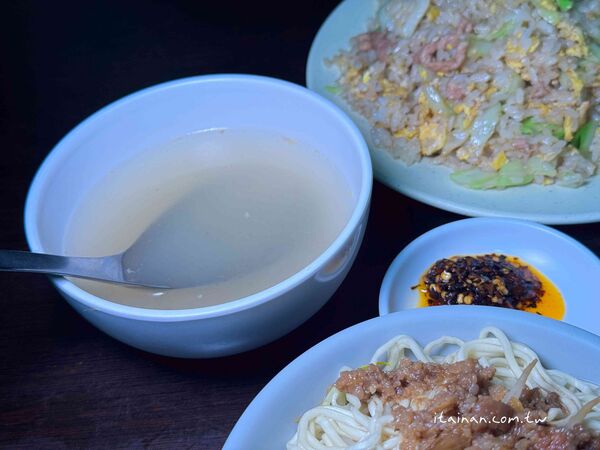 ▲▼「劉哥麵店」騎樓大鍋炒香氣四溢！手工陽春麵條炒出古早味，份量多到怕你吃不飽。（圖／部落客台南好Food遊提供）