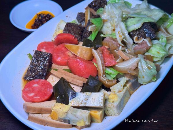 ▲▼「劉哥麵店」騎樓大鍋炒香氣四溢！手工陽春麵條炒出古早味，份量多到怕你吃不飽。（圖／部落客台南好Food遊提供）