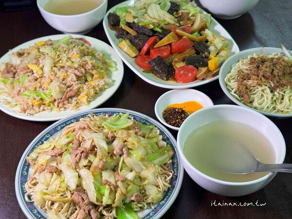 ▲▼「劉哥麵店」騎樓大鍋炒香氣四溢！手工陽春麵條炒出古早味，份量多到怕你吃不飽。（圖／部落客台南好Food遊提供）