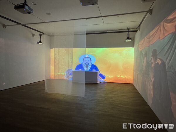 ▲蔡宗豪提供照片指出，展場投影未調校到位，神像影像遭切半，質疑文化局驗收流程失靈。（記者林東良翻攝，下同）