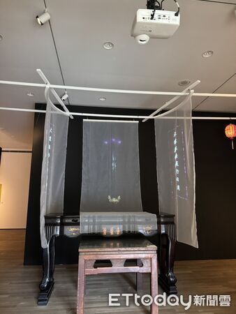 ▲蔡宗豪提供照片指出，展場投影未調校到位，神像影像遭切半，質疑文化局驗收流程失靈。（記者林東良翻攝，下同）