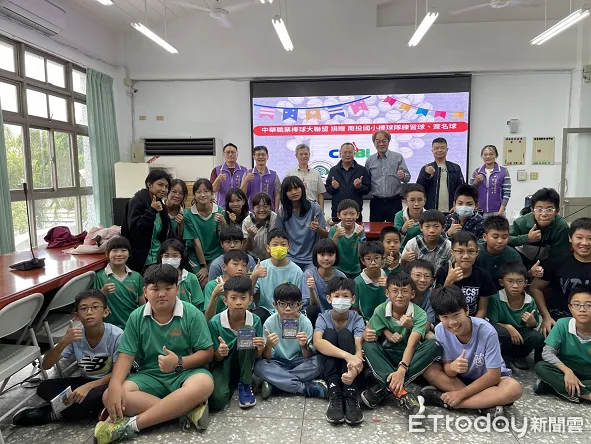 ▲執行署彰化分署攜手中華職棒大聯盟將反詐教育與拍賣會帶進南投國小。（圖／記者高堂堯翻攝，下同）