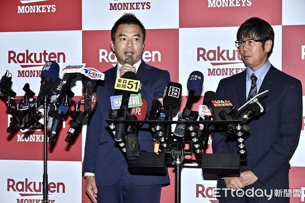 ▲▼中職樂天桃猿今天召開記者會，日籍高層亞洲CEO葛城崇（右）親自到場發布球團最新人事異動，樂天桃猿任命日本東北樂天金鷲社長森井誠之（左）暫代樂天桃猿執行長。（圖／記者李毓康攝）