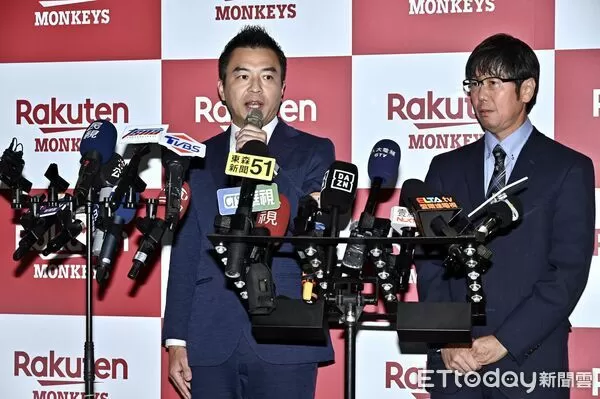 ▲▼中職樂天桃猿今天召開記者會，日籍高層亞洲CEO葛城崇（右）親自到場發布球團最新人事異動，樂天桃猿任命日本東北樂天金鷲社長森井誠之（左）暫代樂天桃猿執行長。（圖／記者李毓康攝）