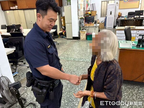 ▲里港警分局員警協助陳婦平安返家。（圖／記者陳崑福翻攝）