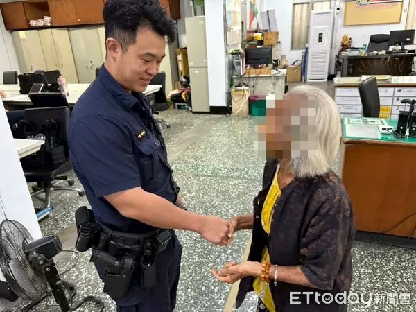 ▲里港警分局員警協助陳婦平安返家。（圖／記者陳崑福翻攝）