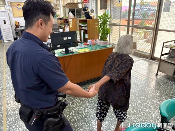 ▲里港警分局員警協助陳婦平安返家。（圖／記者陳崑福翻攝）