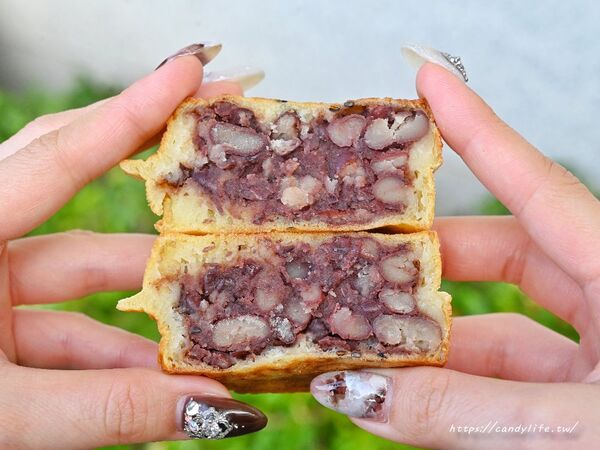 ▲▼「嘴笑目笑紅豆餅」顆顆爆餡只要10元好誇張，每人限購10顆。（圖／部落客糖糖提供）