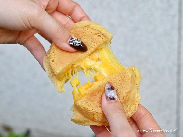 ▲▼「嘴笑目笑紅豆餅」顆顆爆餡只要10元好誇張，每人限購10顆。（圖／部落客糖糖提供）