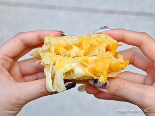 ▲▼「嘴笑目笑紅豆餅」顆顆爆餡只要10元好誇張，每人限購10顆。（圖／部落客糖糖提供）