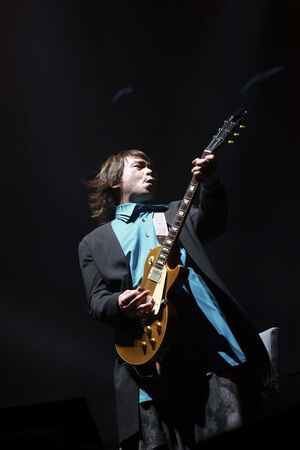 ▲▼伍佰帶動全場跳波浪舞。（圖／月光音樂提供）