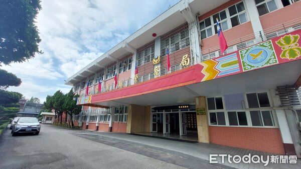 ▲苗栗縣警察局同1間派出所的2名男警，涉嫌非法查詢他人車籍、哥哥個資，遭警方自行查出法辦，檢方依法起訴2名男警。圖為苗栗縣警察局外觀。（圖／記者楊永盛攝）