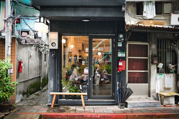▲▼台北古亭巷弄咖啡廳「A Small Place」，小巧溫馨，生意非常好，外酥內軟可頌必點。（圖／部落客水晶提供）