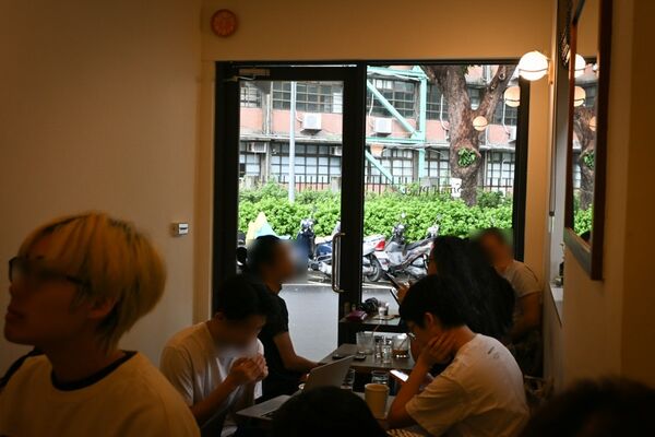 ▲▼台北古亭巷弄咖啡廳「A Small Place」，小巧溫馨，生意非常好，外酥內軟可頌必點。（圖／部落客水晶提供）