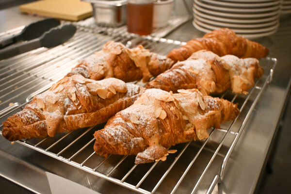 ▲▼台北古亭巷弄咖啡廳「A Small Place」，小巧溫馨，生意非常好，外酥內軟可頌必點。（圖／部落客水晶提供）