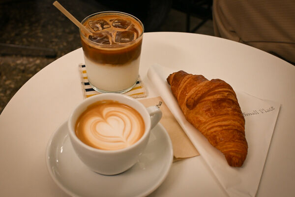 ▲▼台北古亭巷弄咖啡廳「A Small Place」，小巧溫馨，生意非常好，外酥內軟可頌必點。（圖／部落客水晶提供）